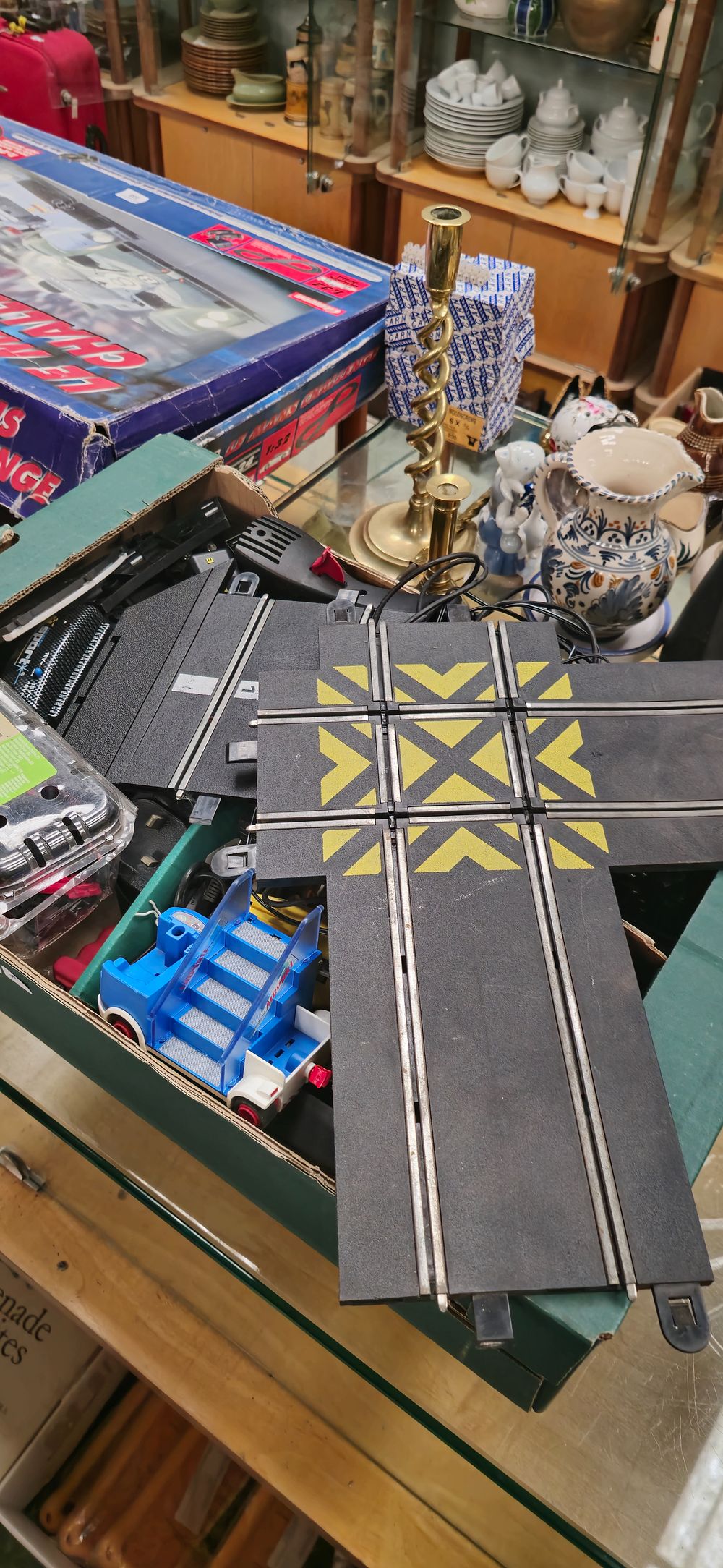 Lot 383: box containing various scalextric items