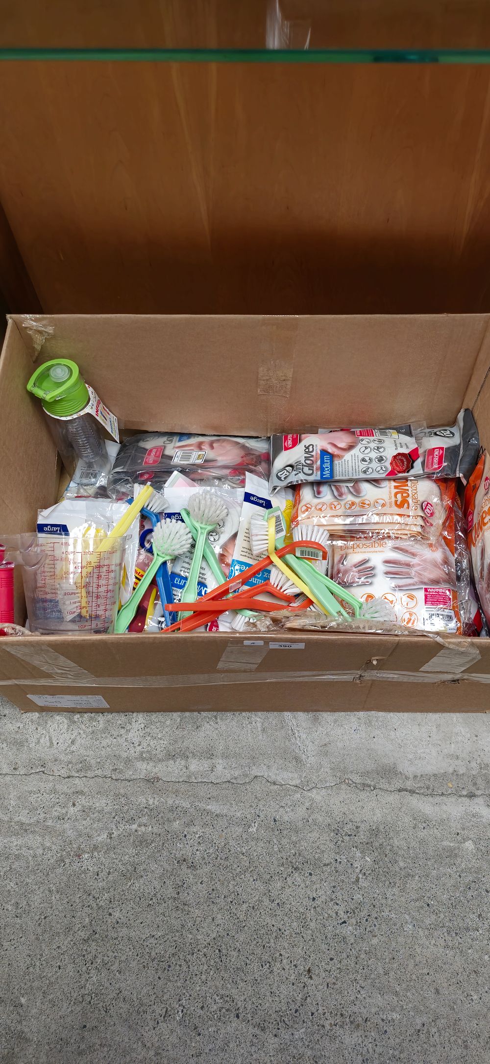 Lot 390: box containing disposable gloves and pan scrubbers etc