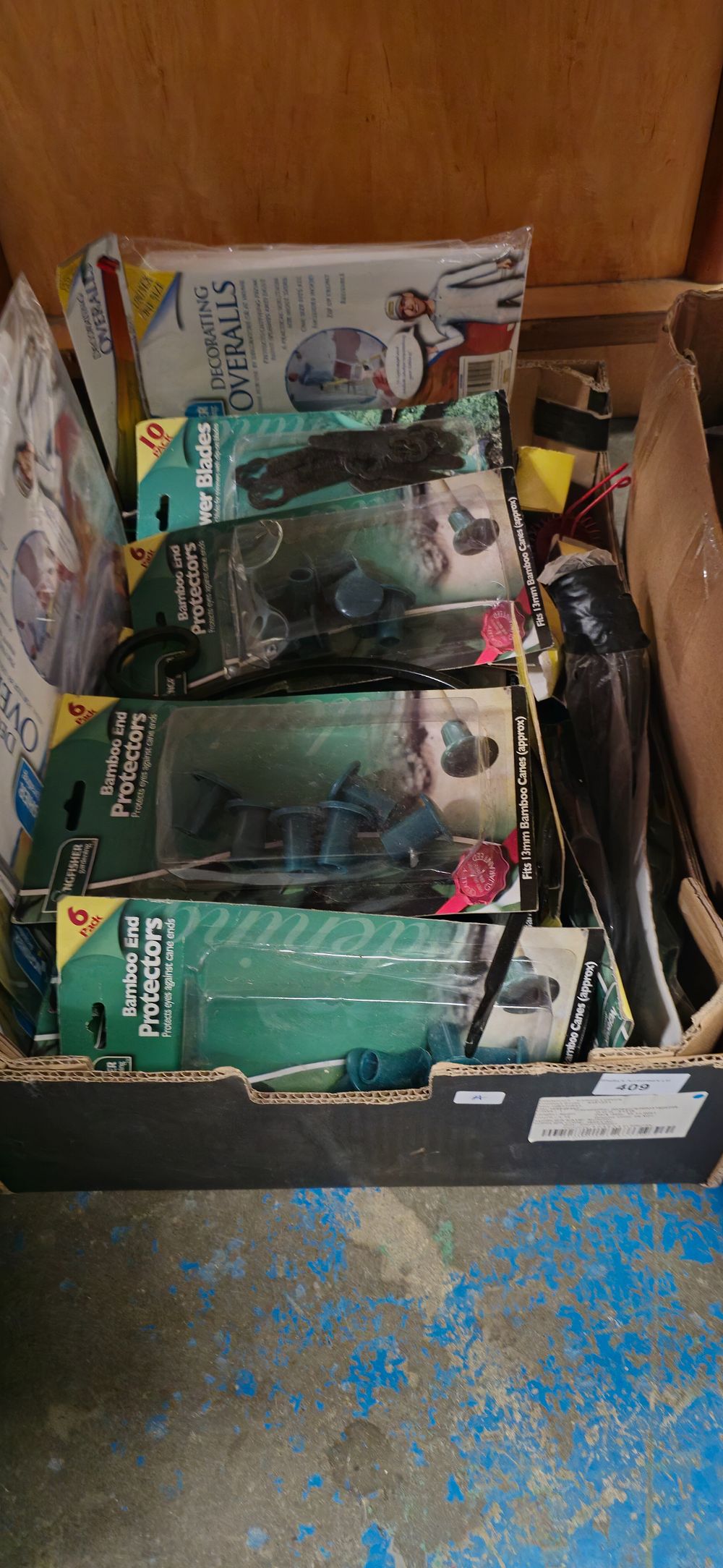 Lot 409: box containing various gardening items