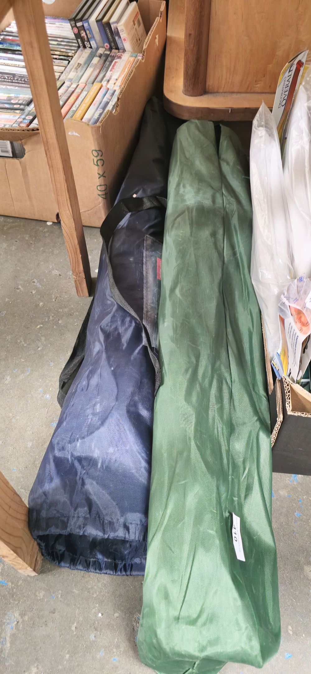 Lot 410: 2 foldable garden seats
