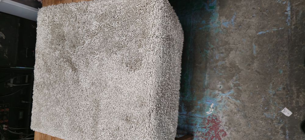 Lot 447: light beige rubber backed floor rug 34 x 23