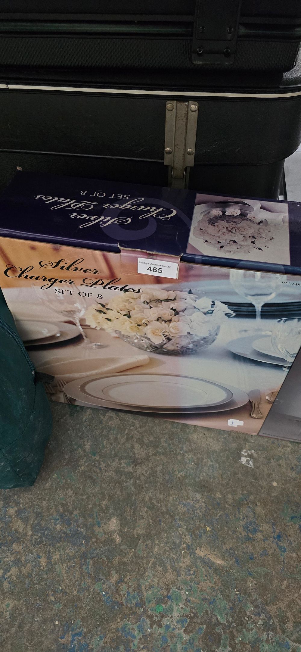 Lot 465: set of 8 dinner plates boxed