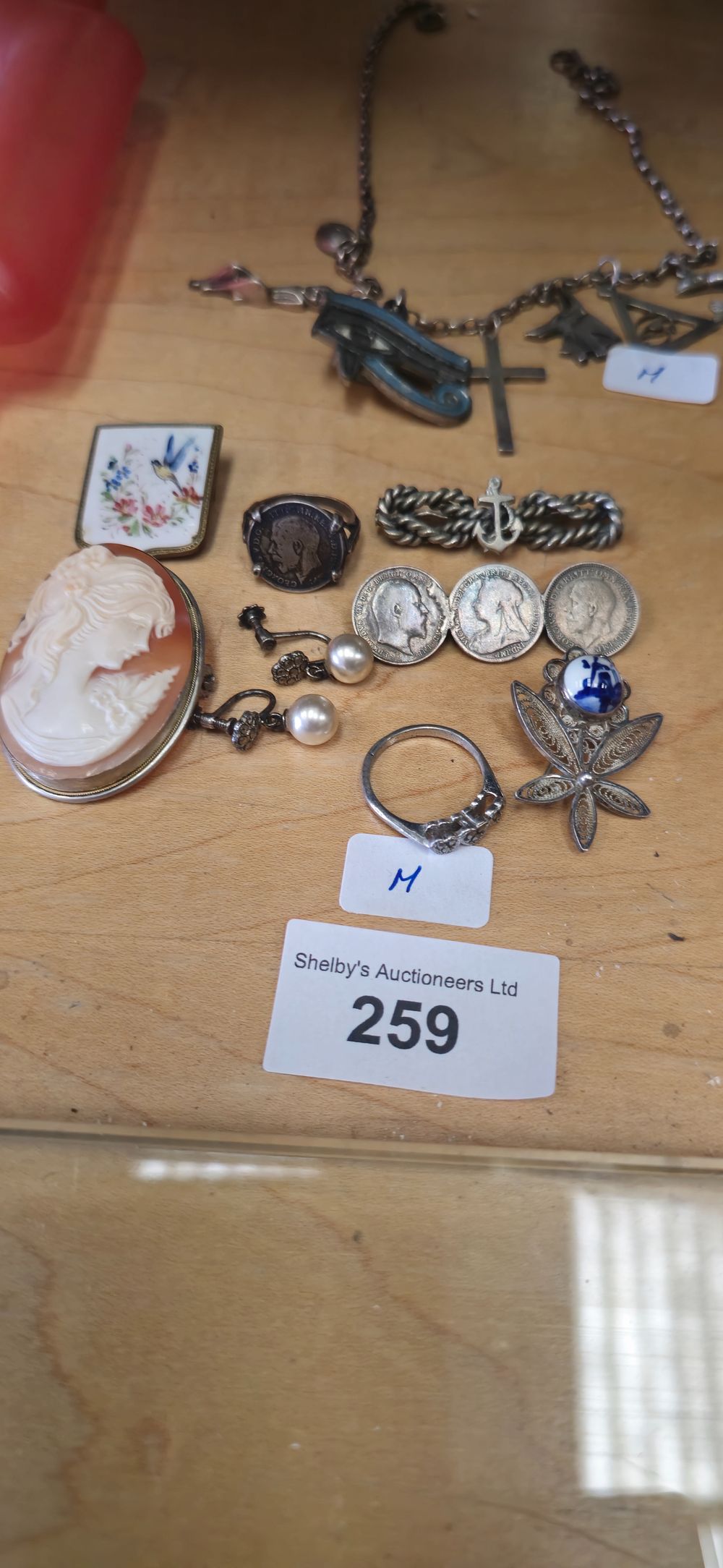 Lot 259: selection of silver jewellry ware items brooches rings etc