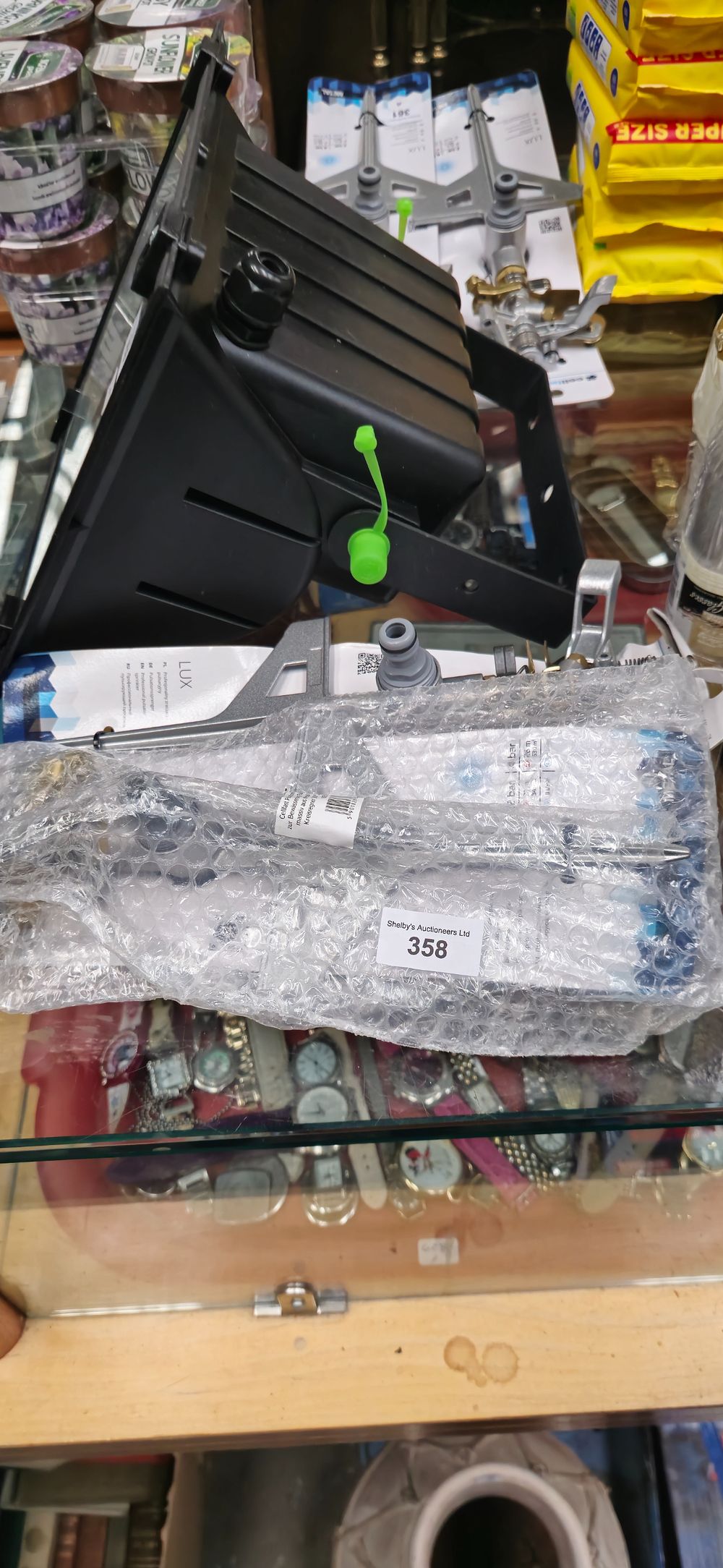 Lot 203: 4 new in package pulsator garden sprinklers cellfast ideal metal