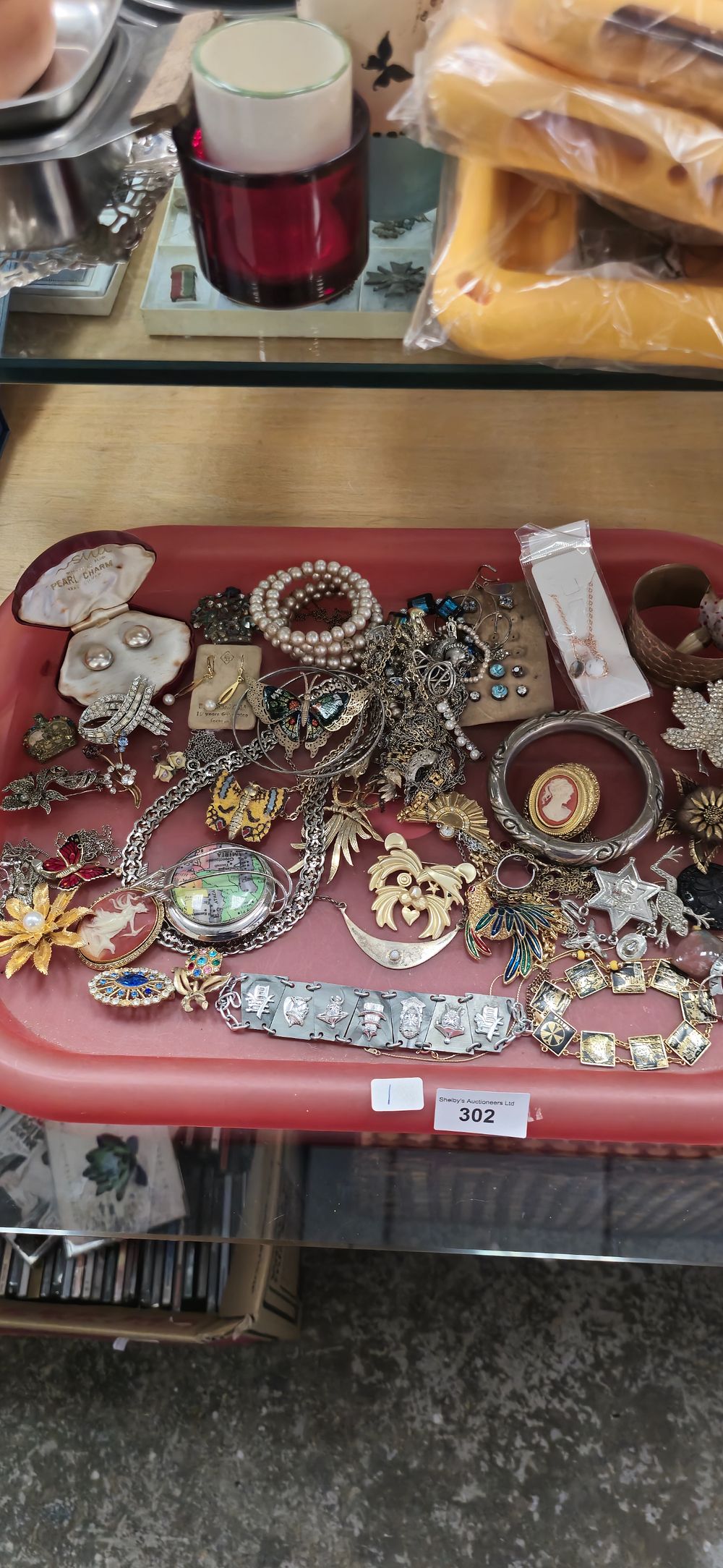 Lot 151: tray containing costume jewellery ware items