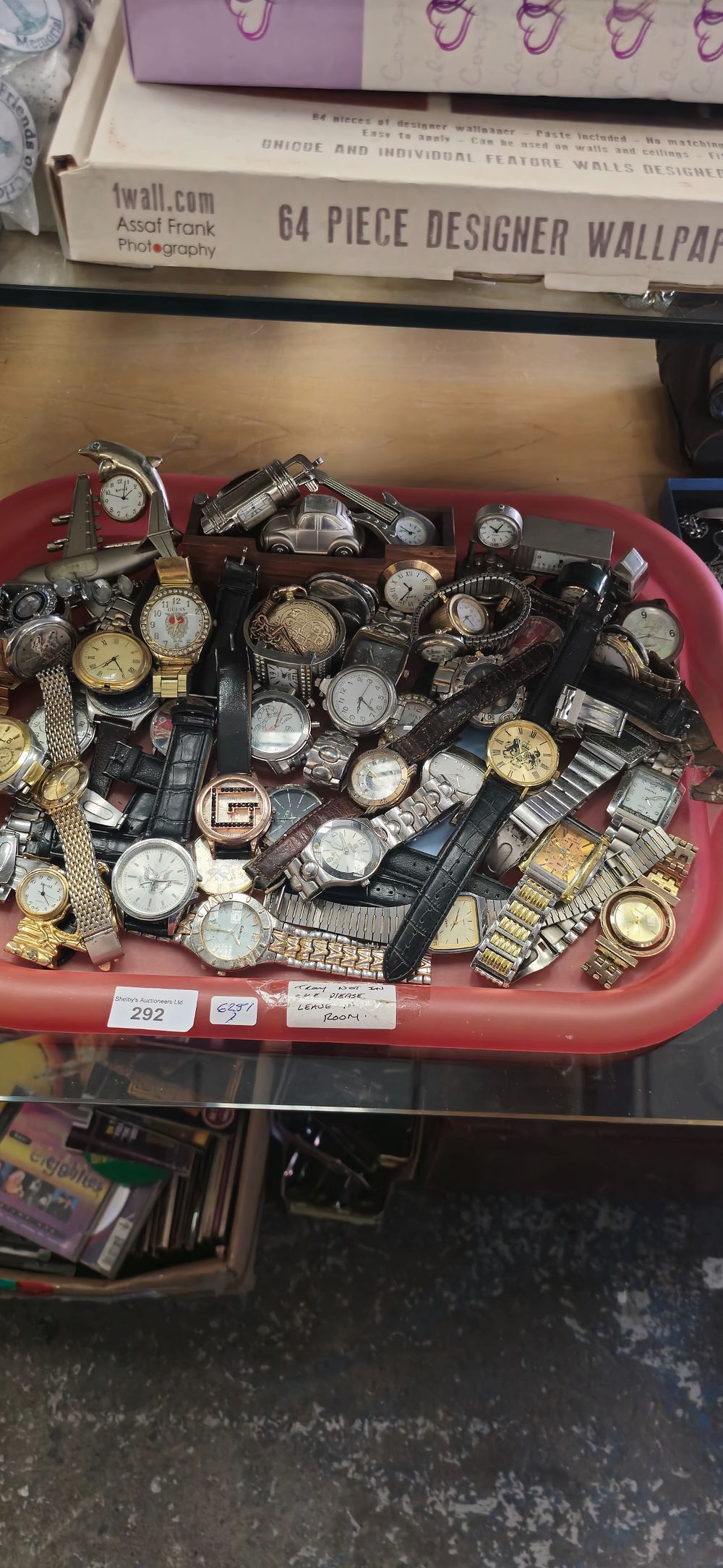 Lot 152: tray containing large amount of gents watches