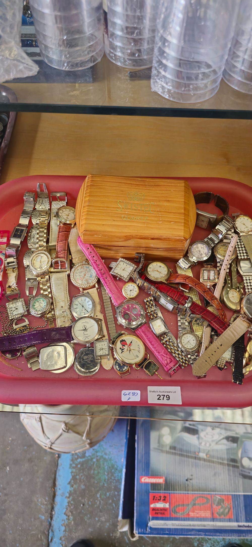 Lot 157: tray containing various watches