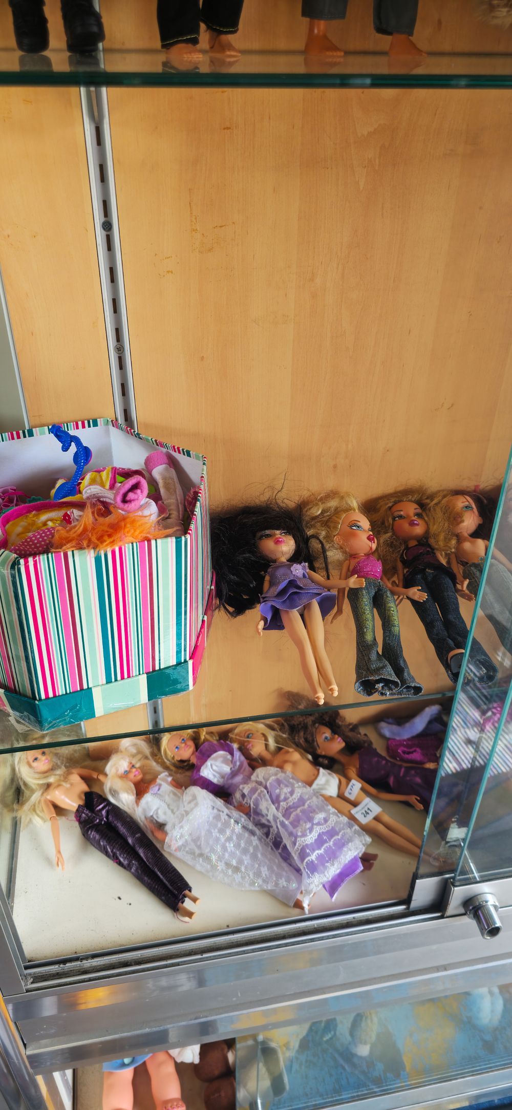 Lot 165: selection of various small bratz dolls