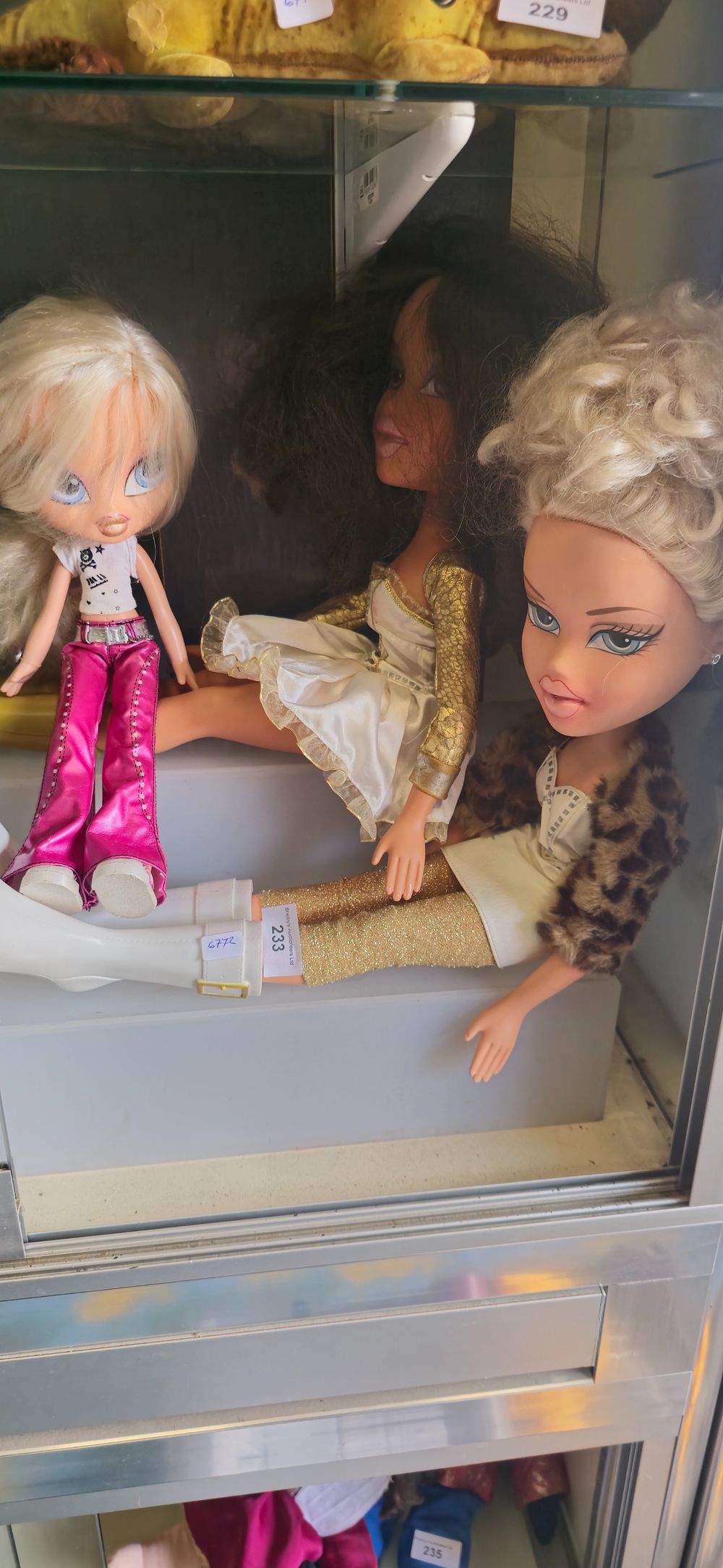 Lot 180: 3 x very large bratz dolls