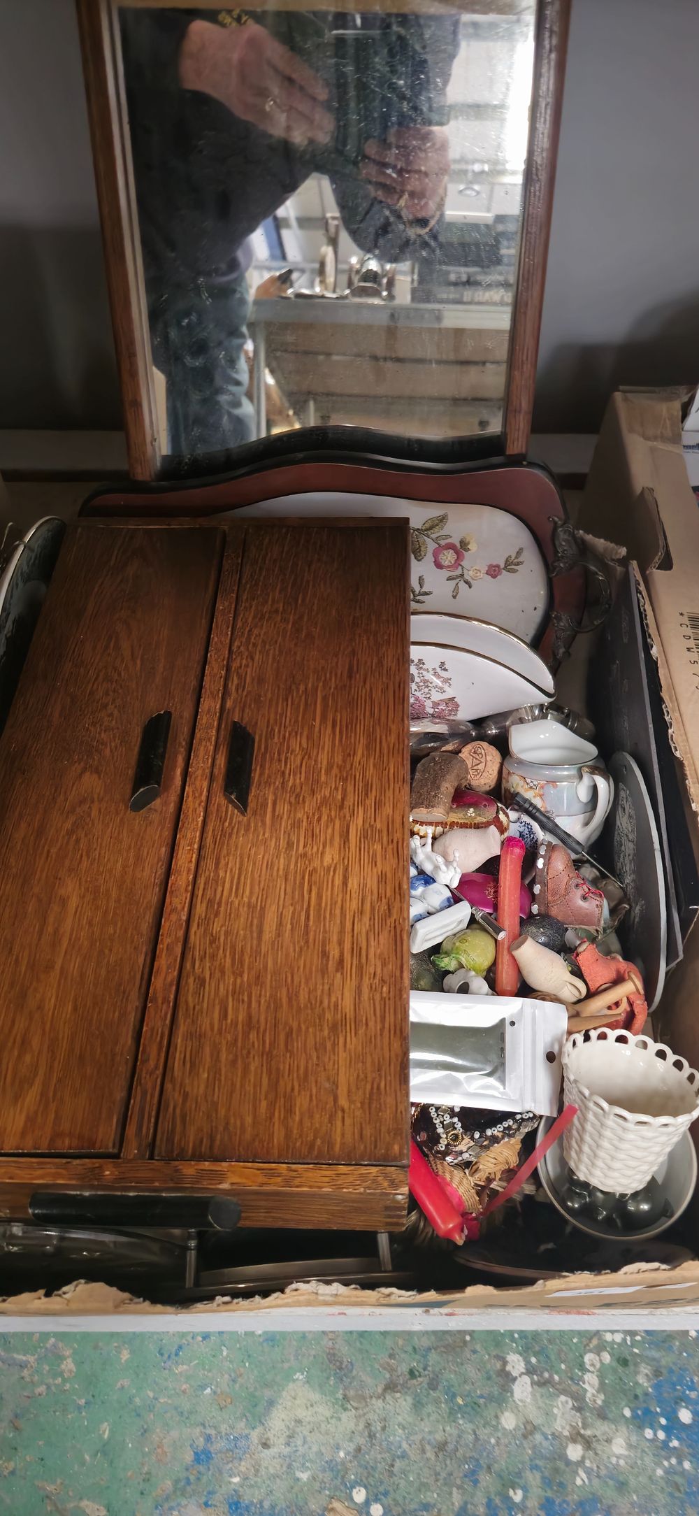 Lot 251: box containing pottery ware items with wooden box and mirror