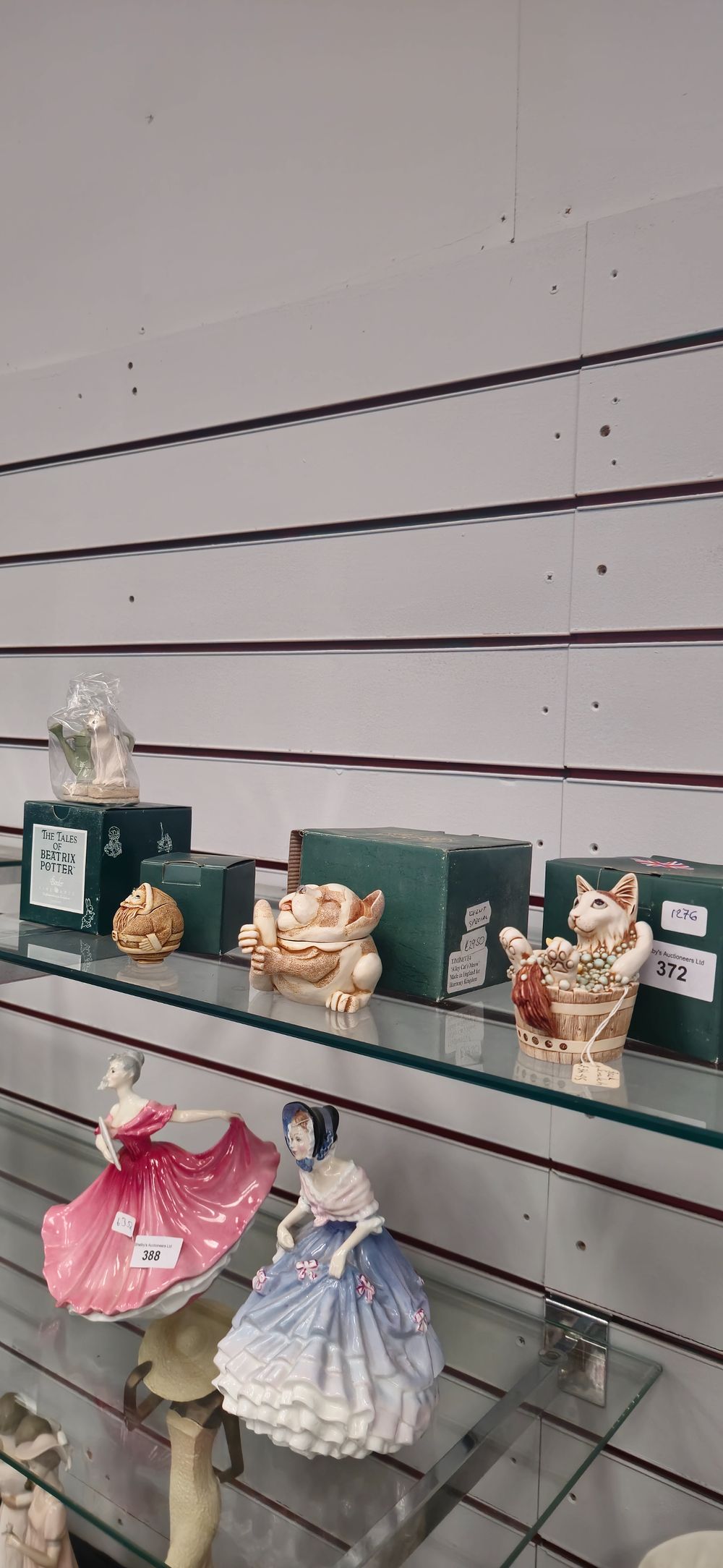 Lot 259: 1 x boarder fine arts beatrix potter figure cat with watering can and 3 harmony pottery items