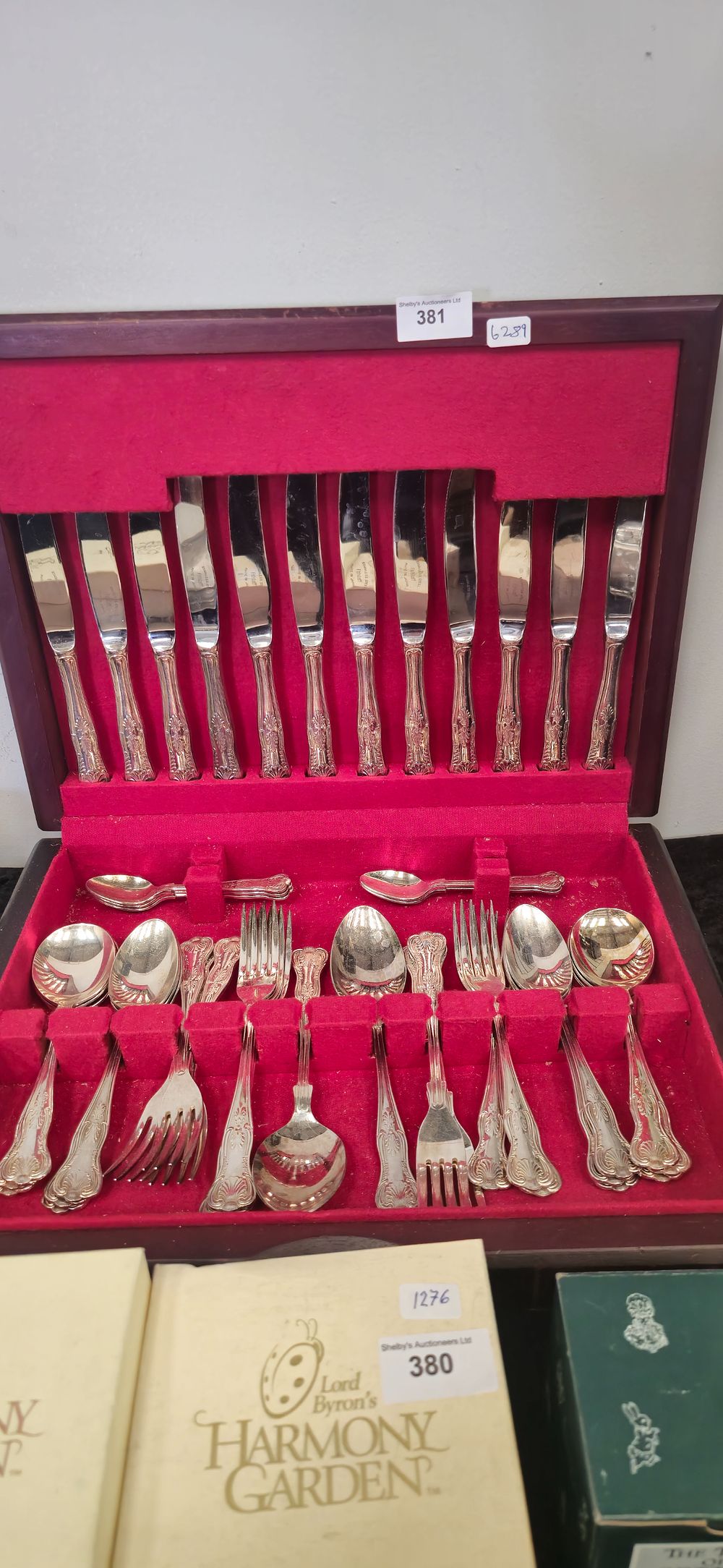 Lot 265: 1 x cutlery canteen containing falstaff cutlery ware