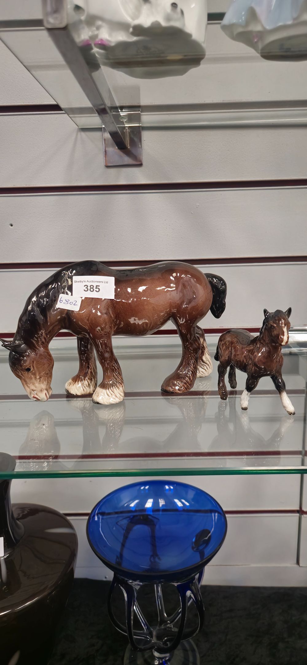 Lot 270: 1 x beswick pony figurine with small pottery shetland pony