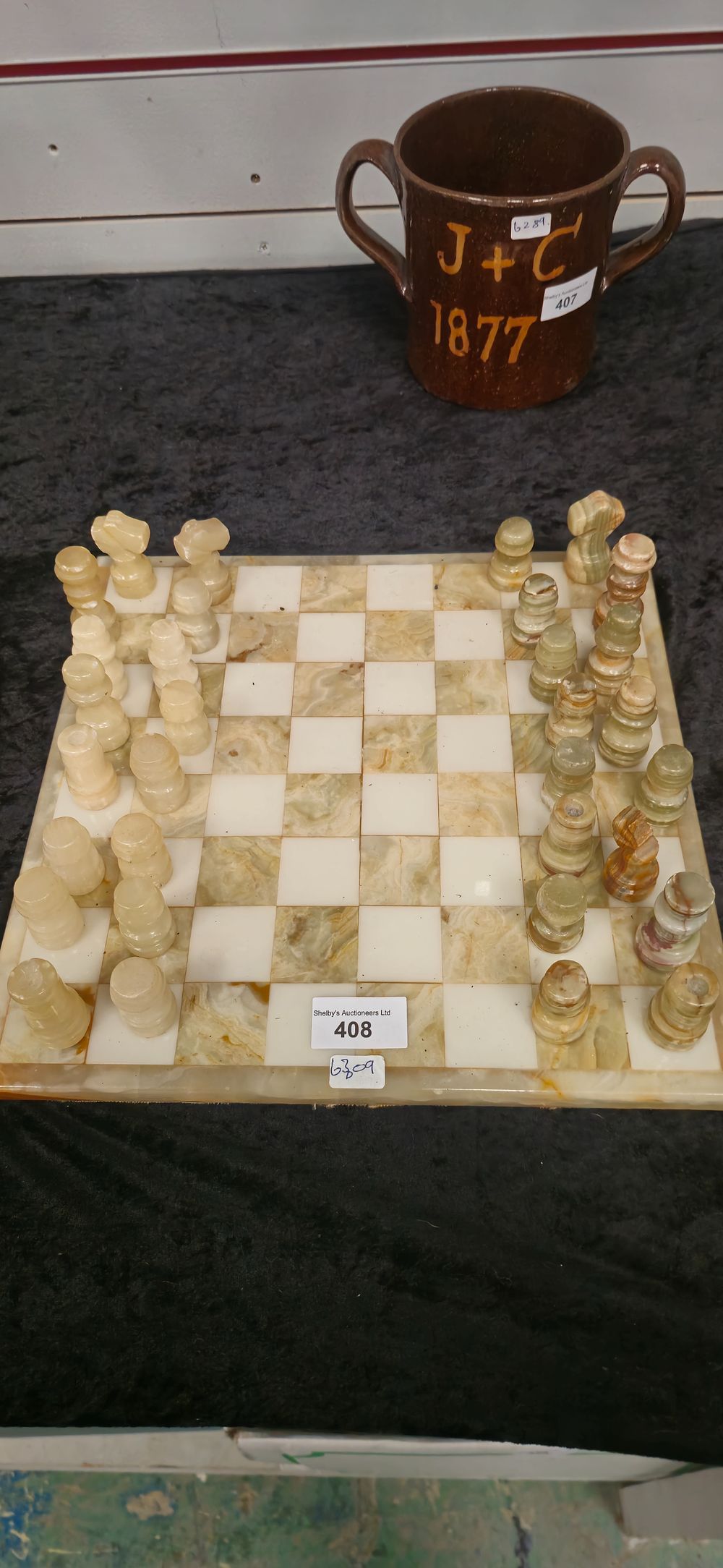 Lot 287: 1 x alabaster chess set with alabaster board