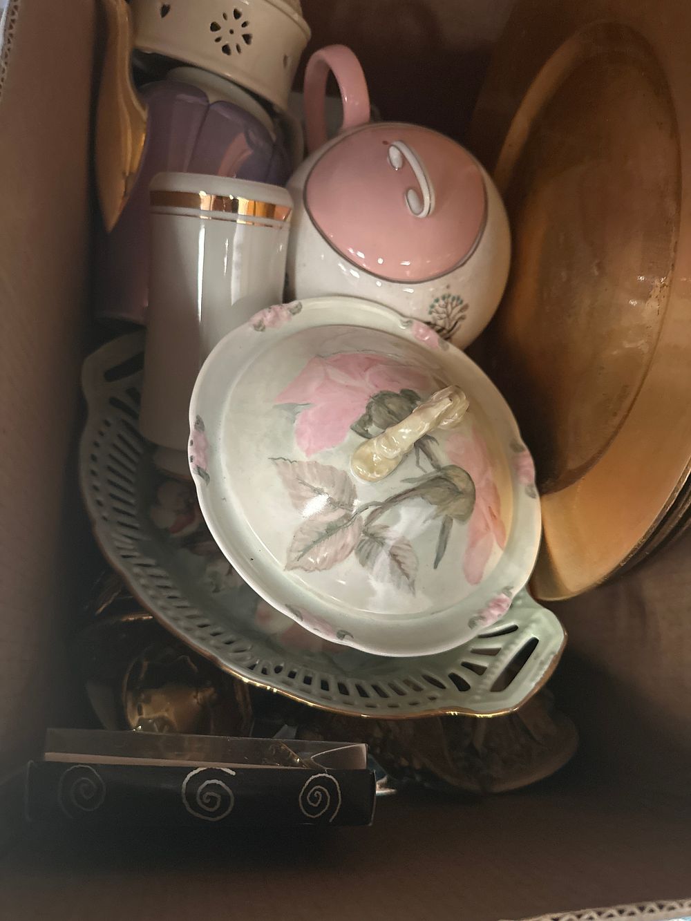 Lot 187: Box containing pottery ware items