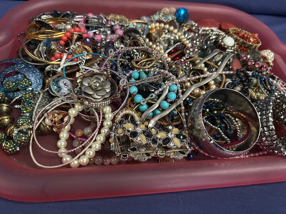 Lot 263: Tray containing ladies costume jewellery ware items