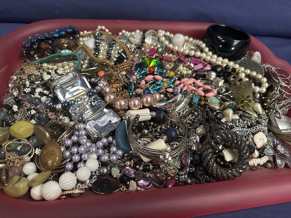 Lot 264: Tray containing ladies costume jewellery ware items