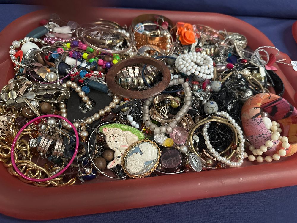 Lot 265: Tray containing ladies costume jewellery ware items