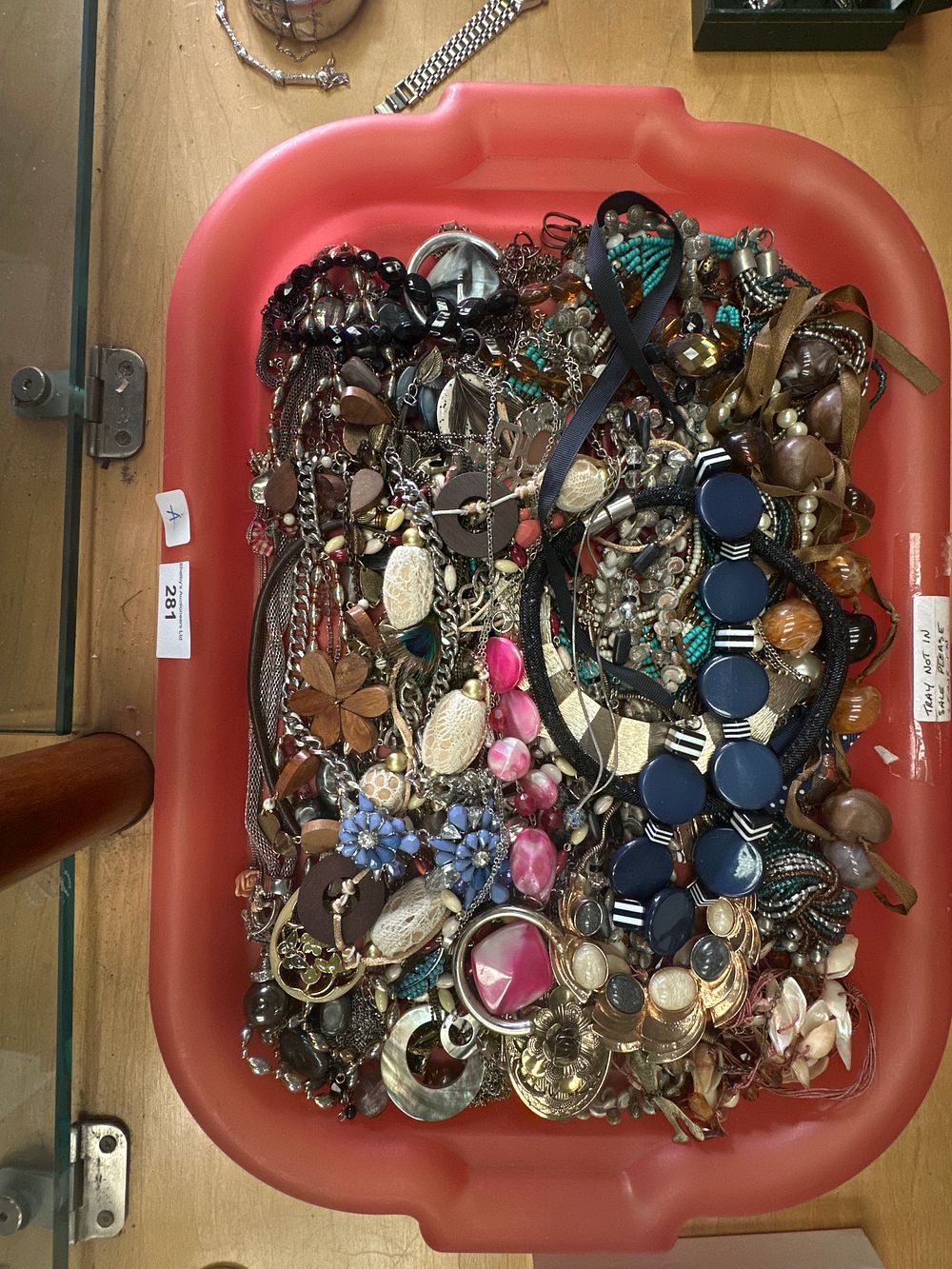 Lot 281: Tray containing costume jewellery ware items