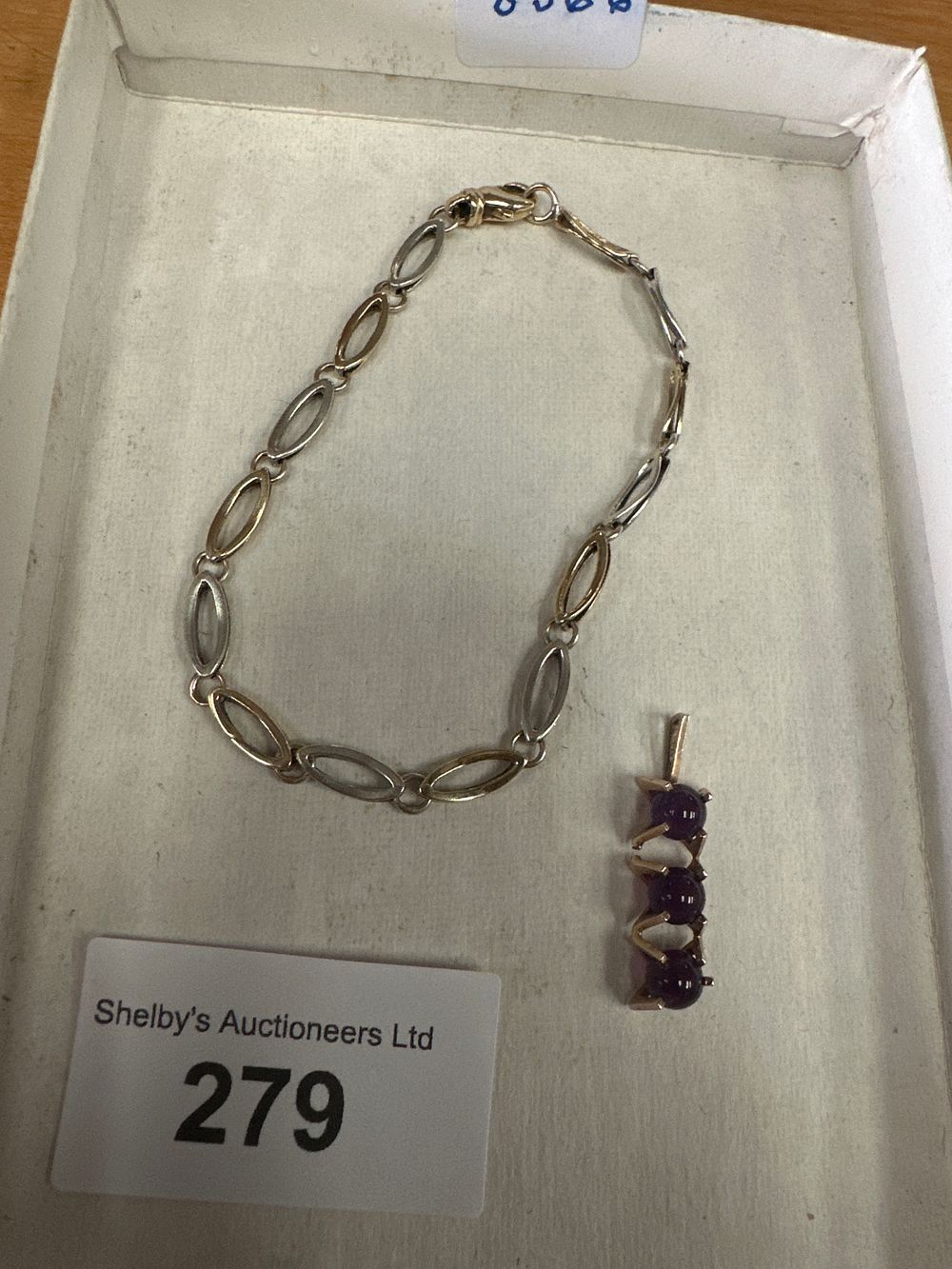 Lot 279: 9ct gold bracelet with 9ct gold amethyst set pendant