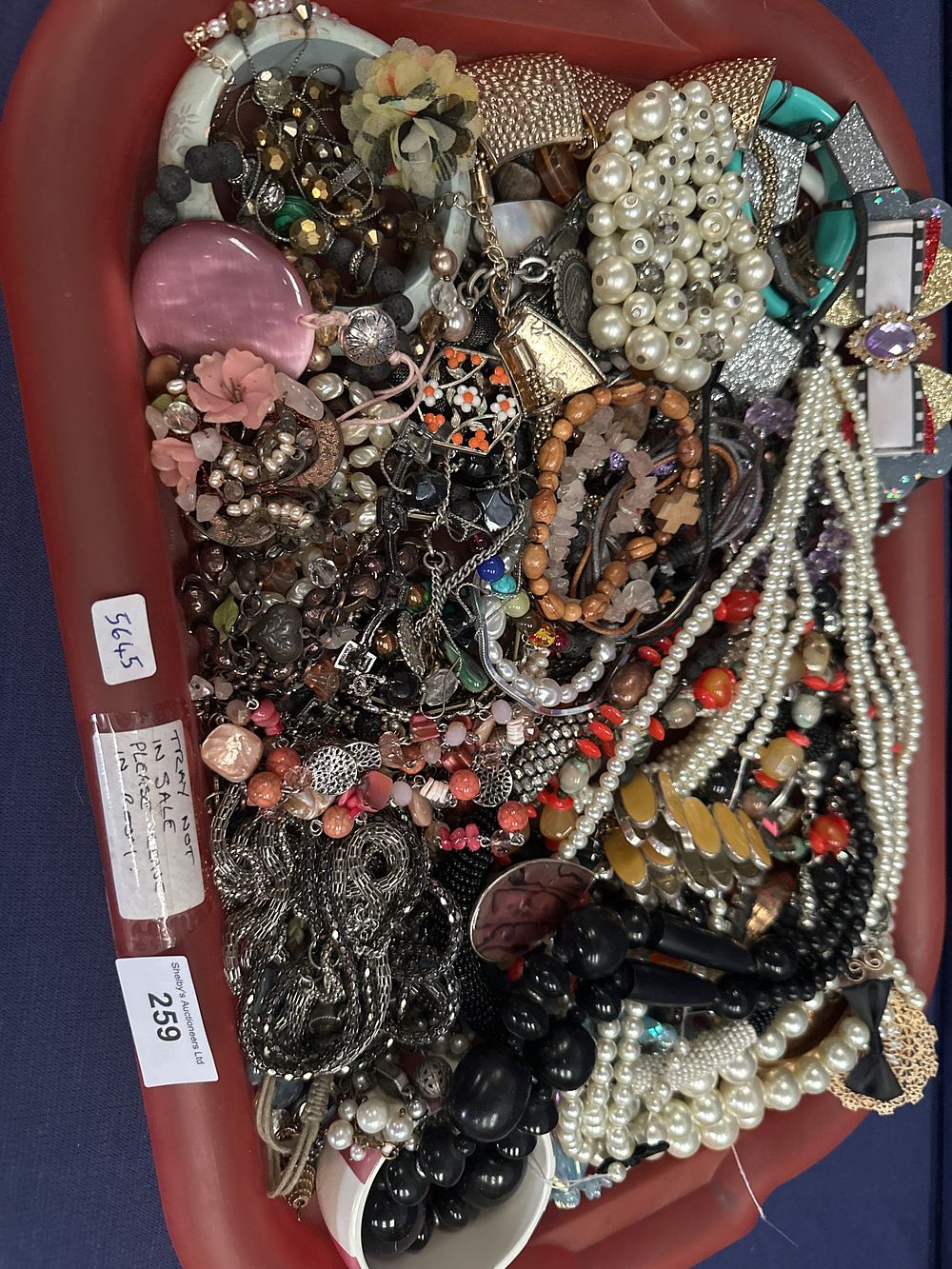 Lot 259: Tray containing ladies costume jewellery ware items