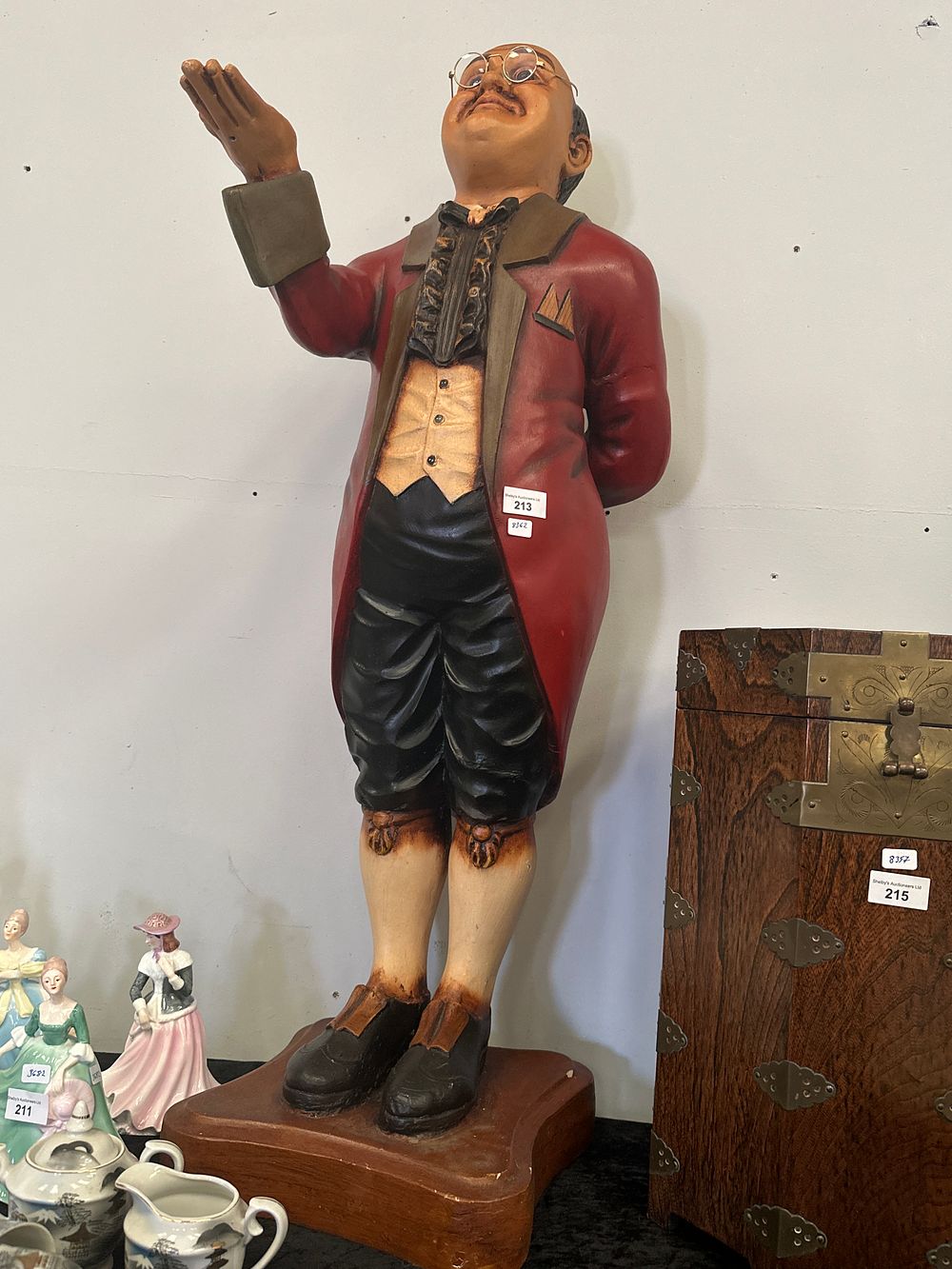 Lot 213: Large plastic vintage butler no tray