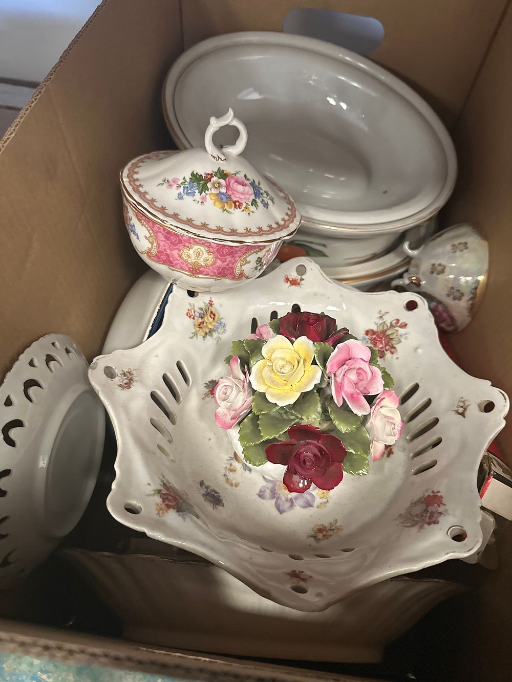 Lot 189: Box containing various pottery item