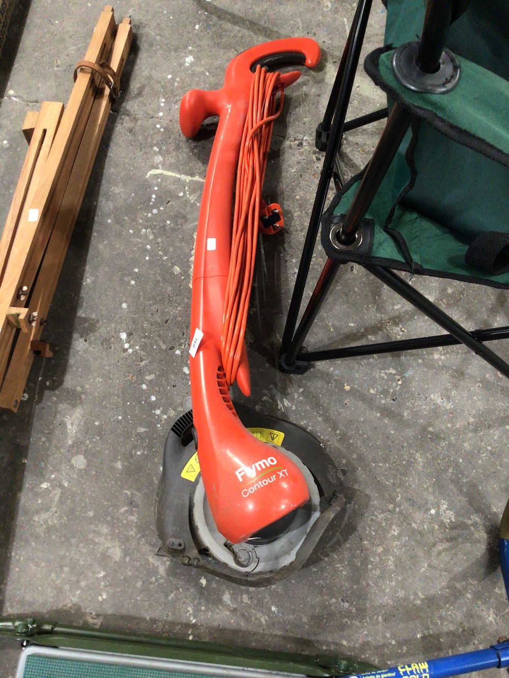 Lot 169: Flymo contour xt trimmer