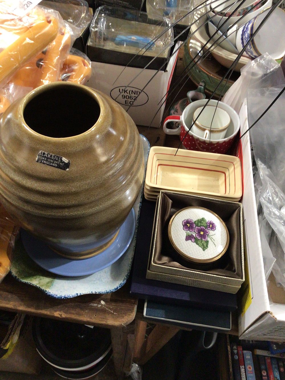 Lot 219: Selection of pottery ware items