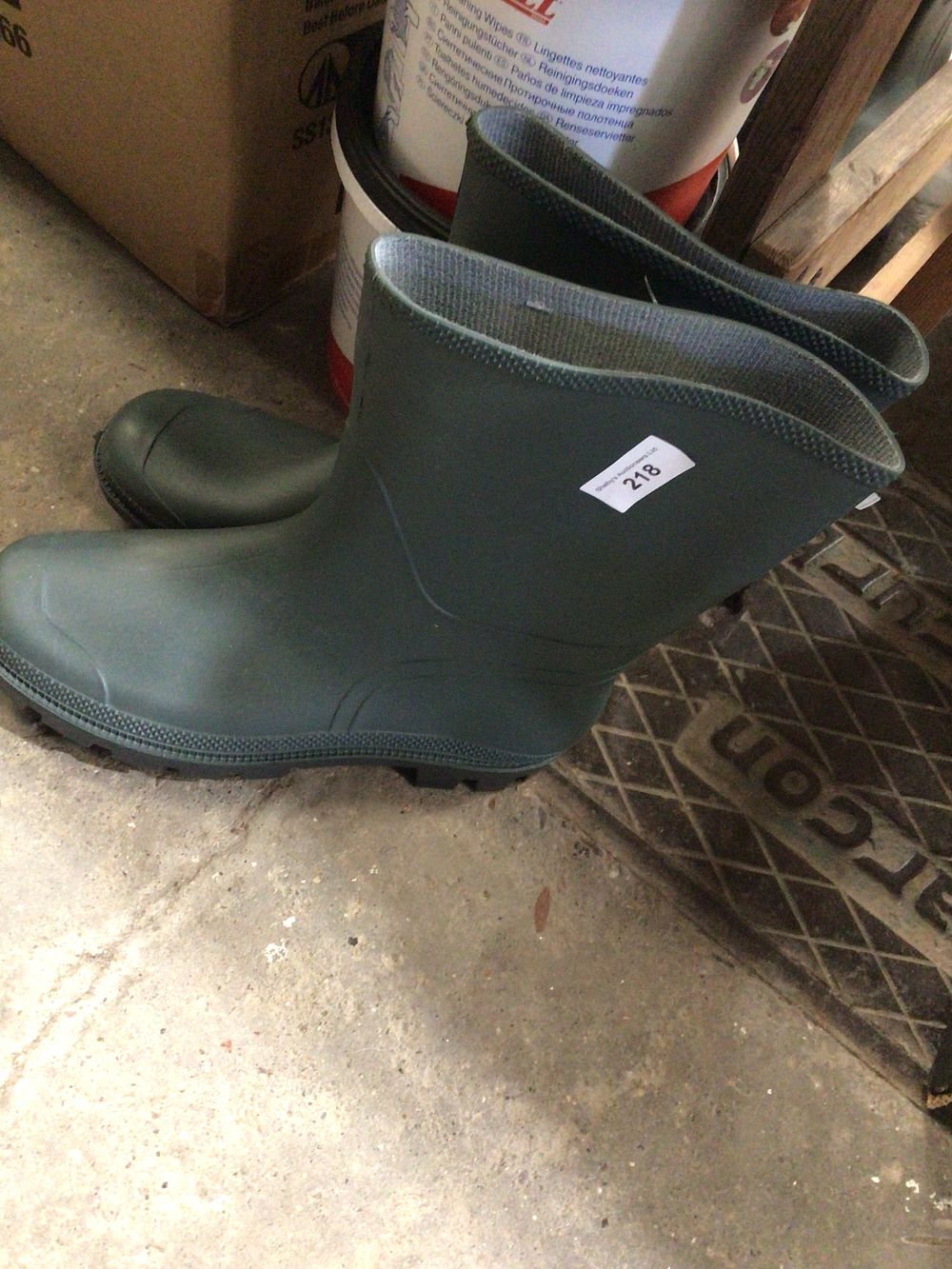 Lot 218: Pair of boots company gents size 9 new...