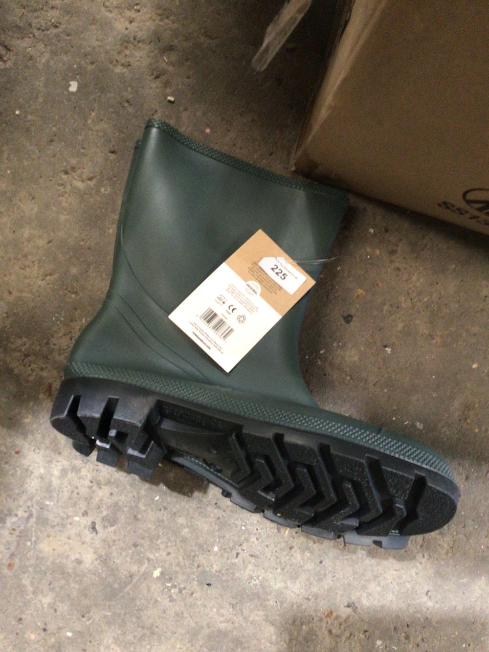 Lot 225: Town and country size 11 gents wellington boots...