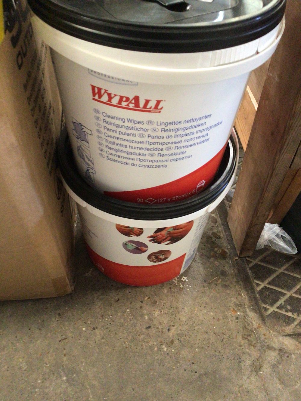 Lot 233: 2 x tubs of Kimberly Clark wypall cleaning...