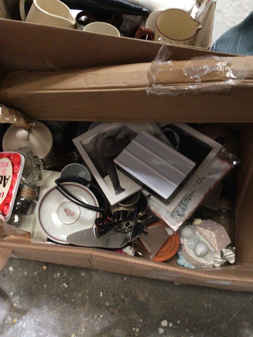 Lot 237: Box contains miscellaneous ware items