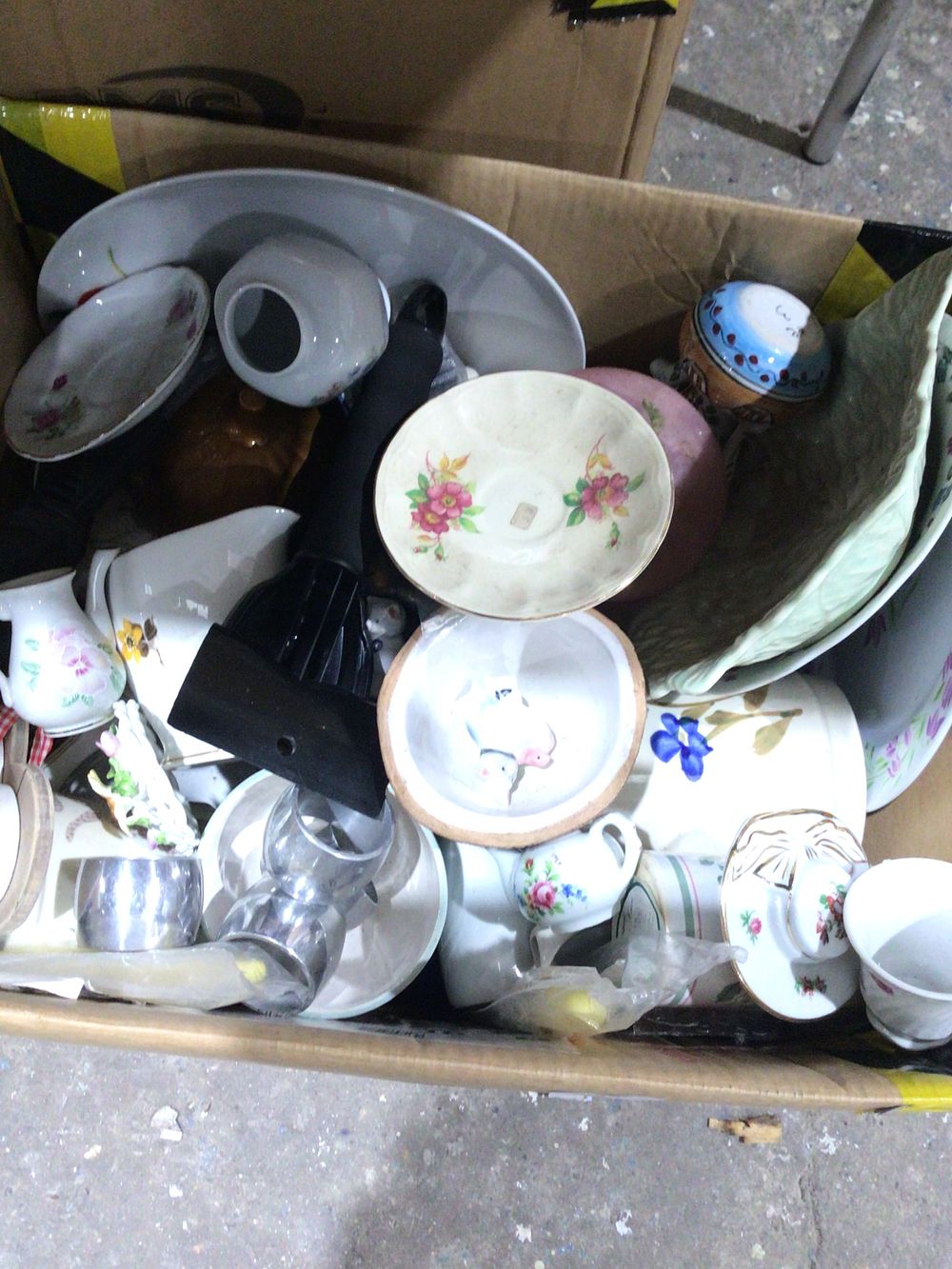 Lot 246: Box containing pottery ware items