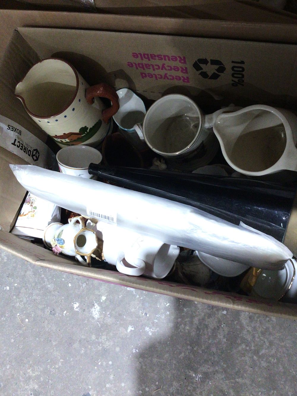 Lot 253: Box containing pottery ware etc