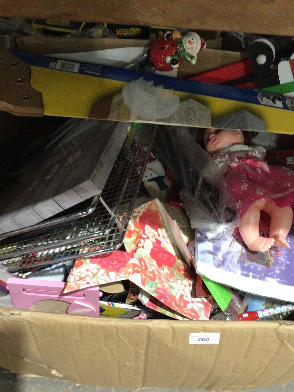 Lot 260: Box of miscellaneous ware items