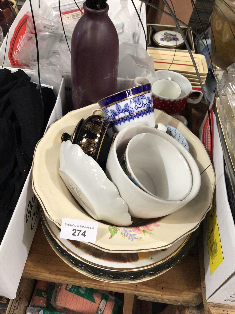 Lot 274: Selection of pottery and glass ware items