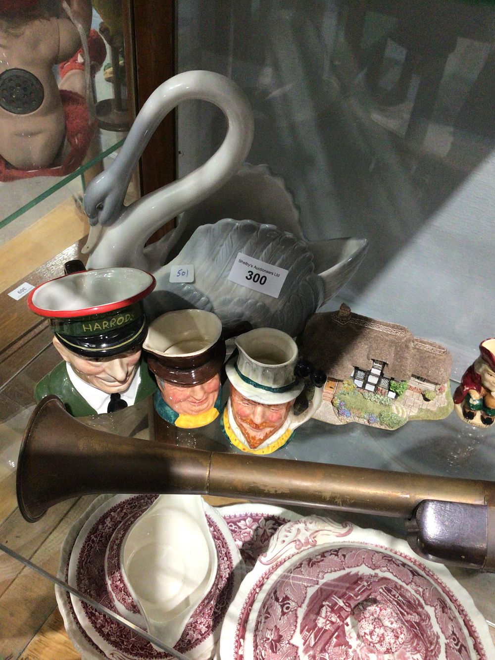 Lot 300: Selection of pottery ware items