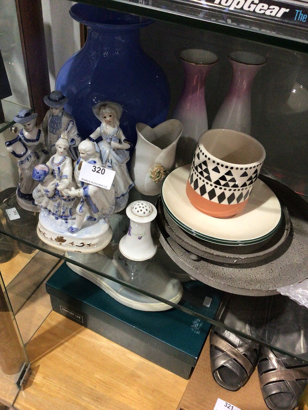 Lot 320: Selection of pottery ware items