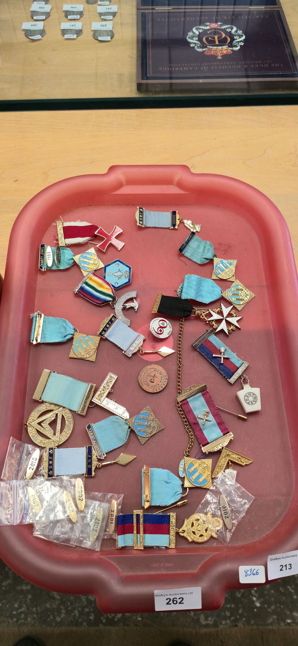Lot 213: Tray containing various Freemasons, medals and pin badges