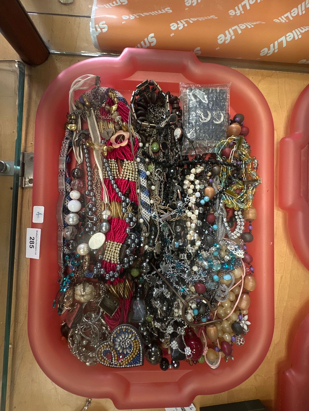 Lot 214: Tray containing costume jewellery ware items