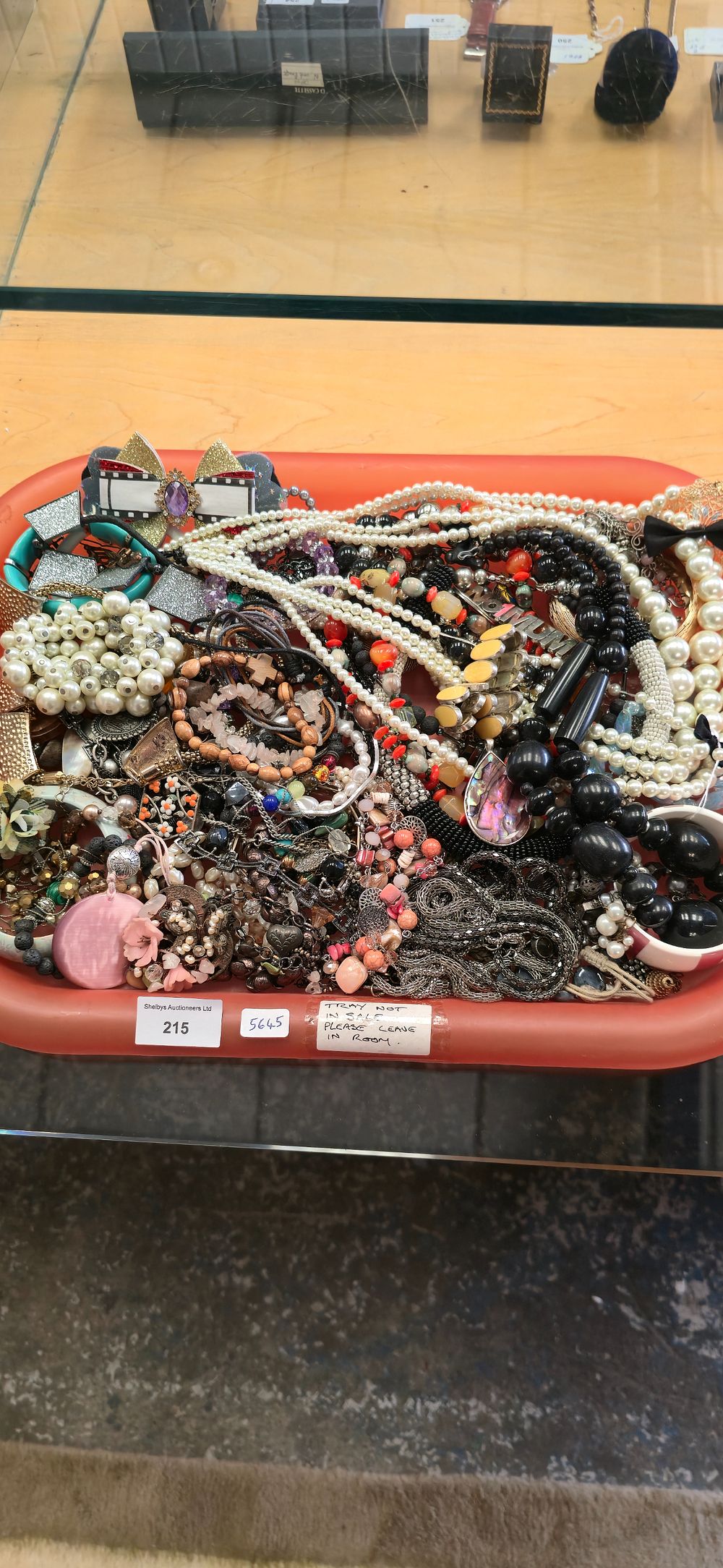 Lot 215: Tray containing various ladies costume jewellery items