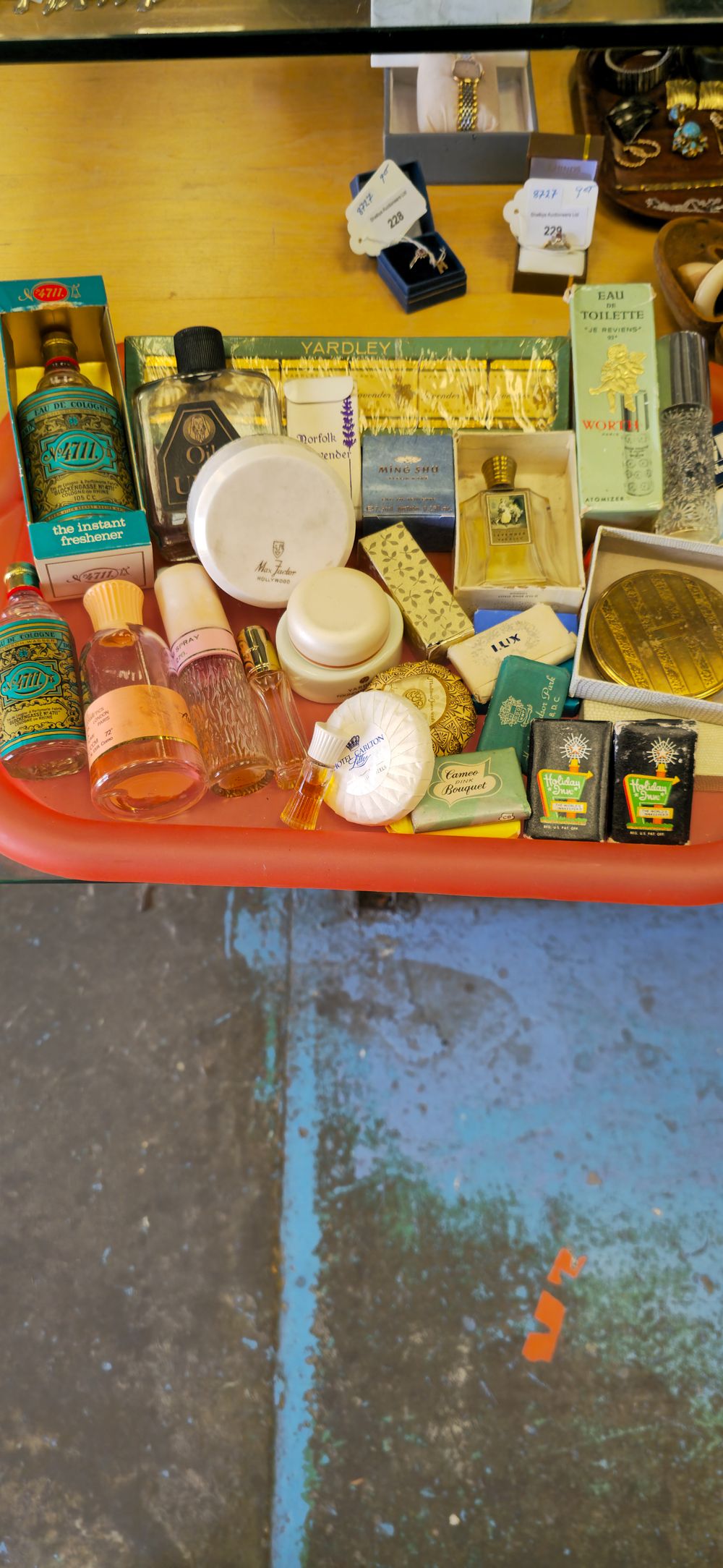 Lot 226: Tray containing various soaps, perfumes and compact