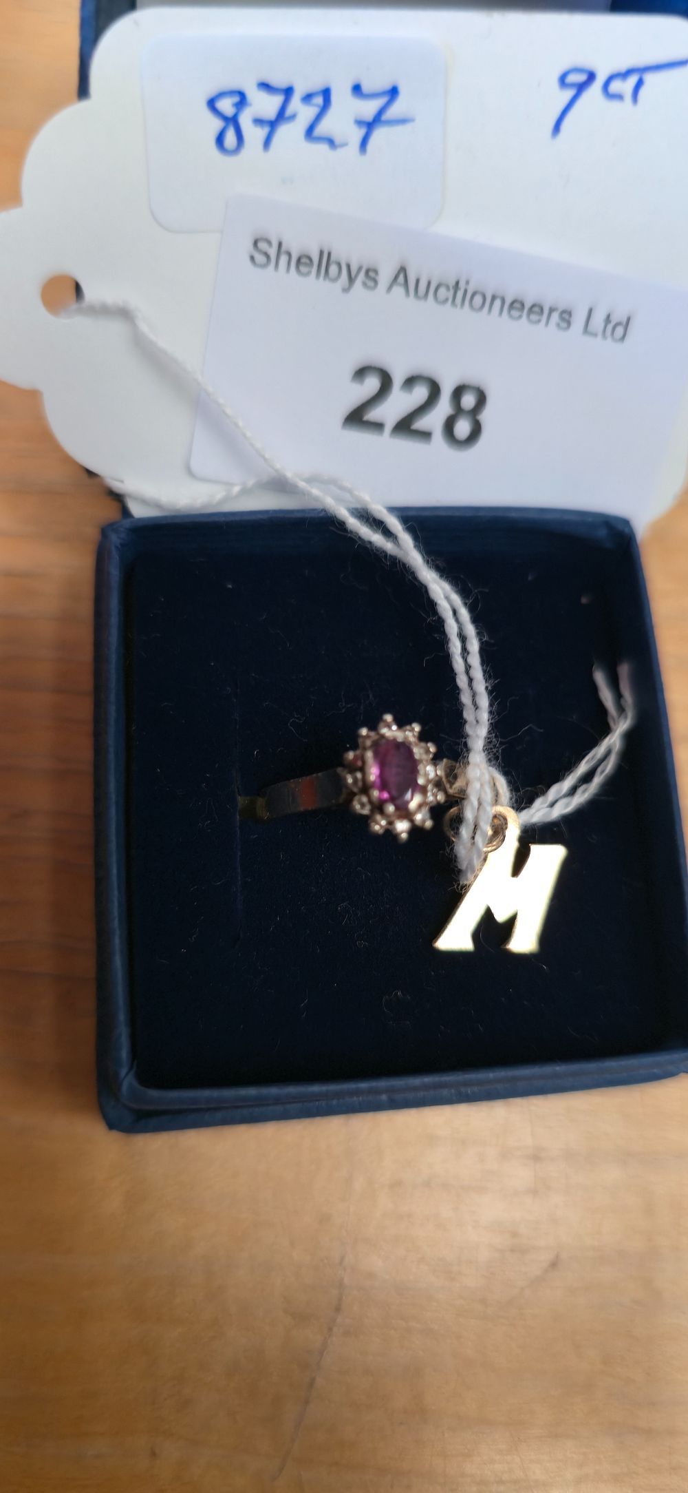 Lot 228: 9 carat gold inset ladies ring with 9...