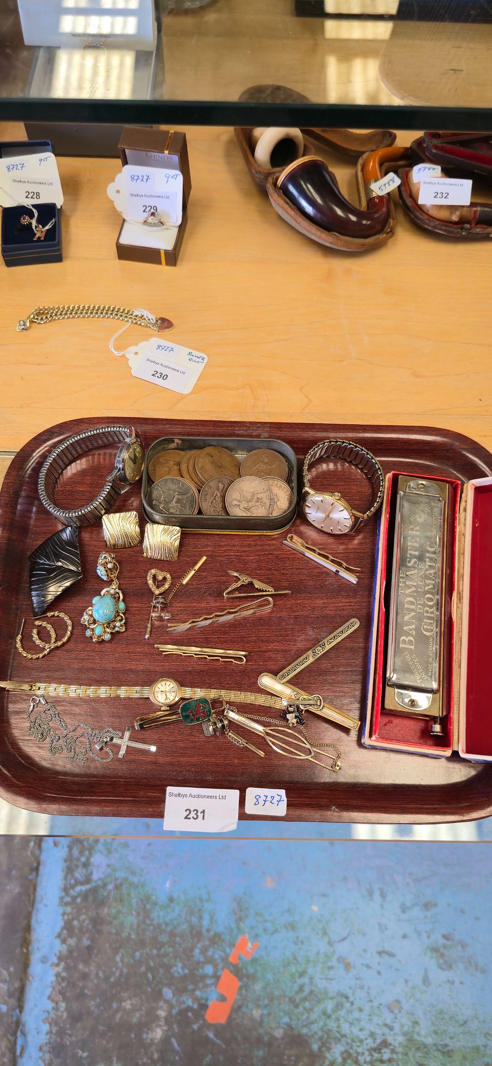 Lot 231: Tray containing various gents, tiepins with the master...