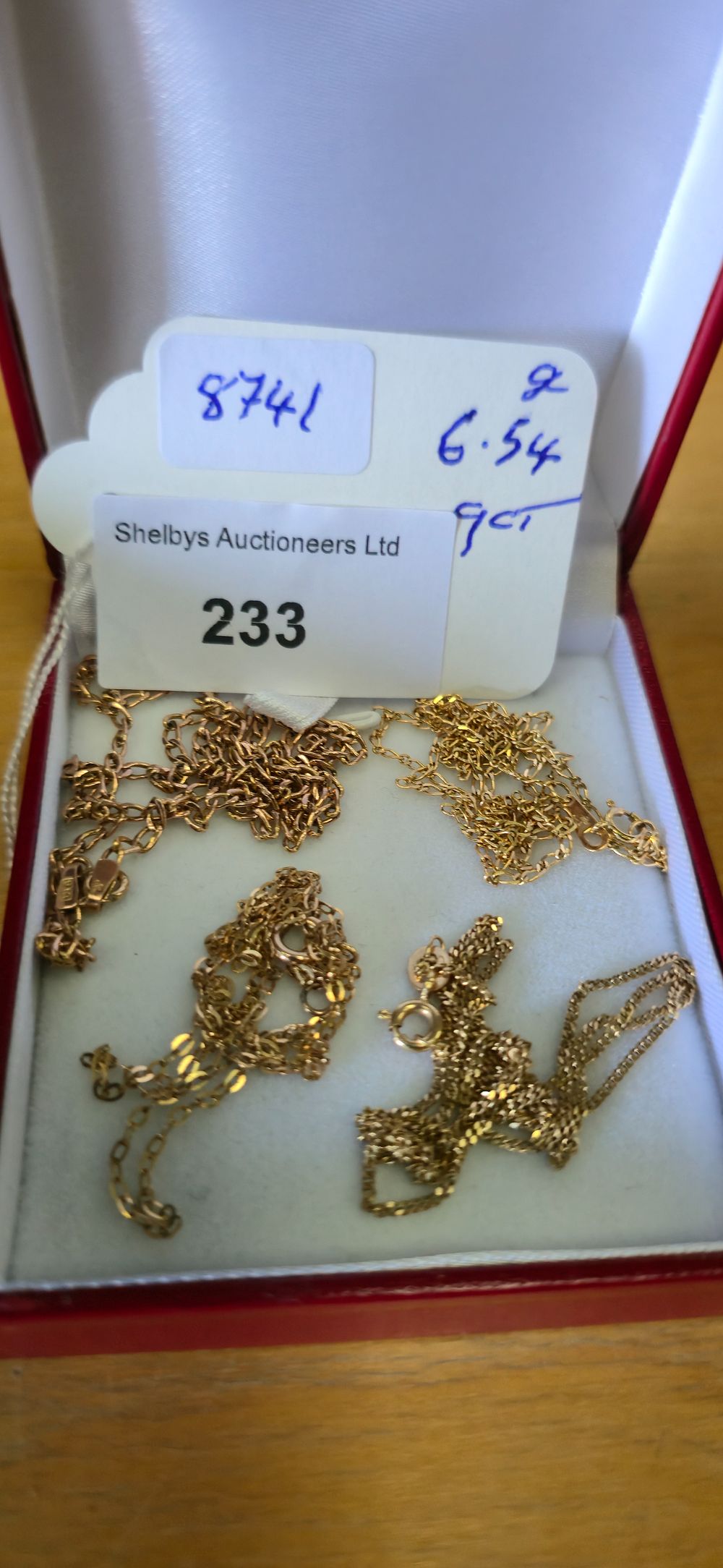 Lot 233: Four various thin 9 carat gold necklaces, 6.54...