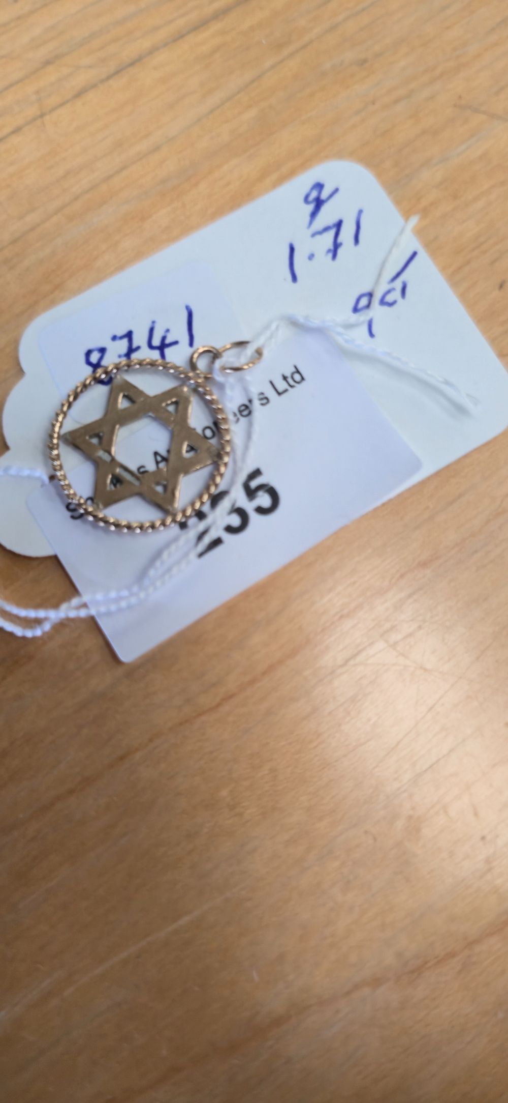 Lot 235: 9 carat gold, Jewish star pendant 1.71 g