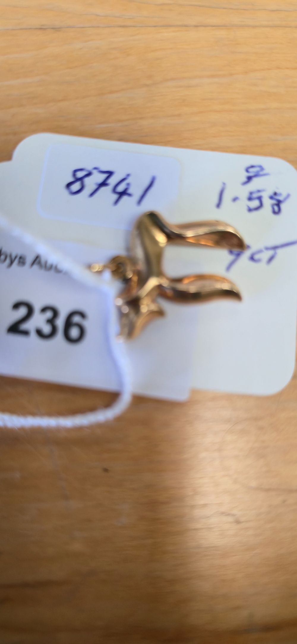 Lot 236: 9 carat gold, Chai, Hebrew pendant meaning for...