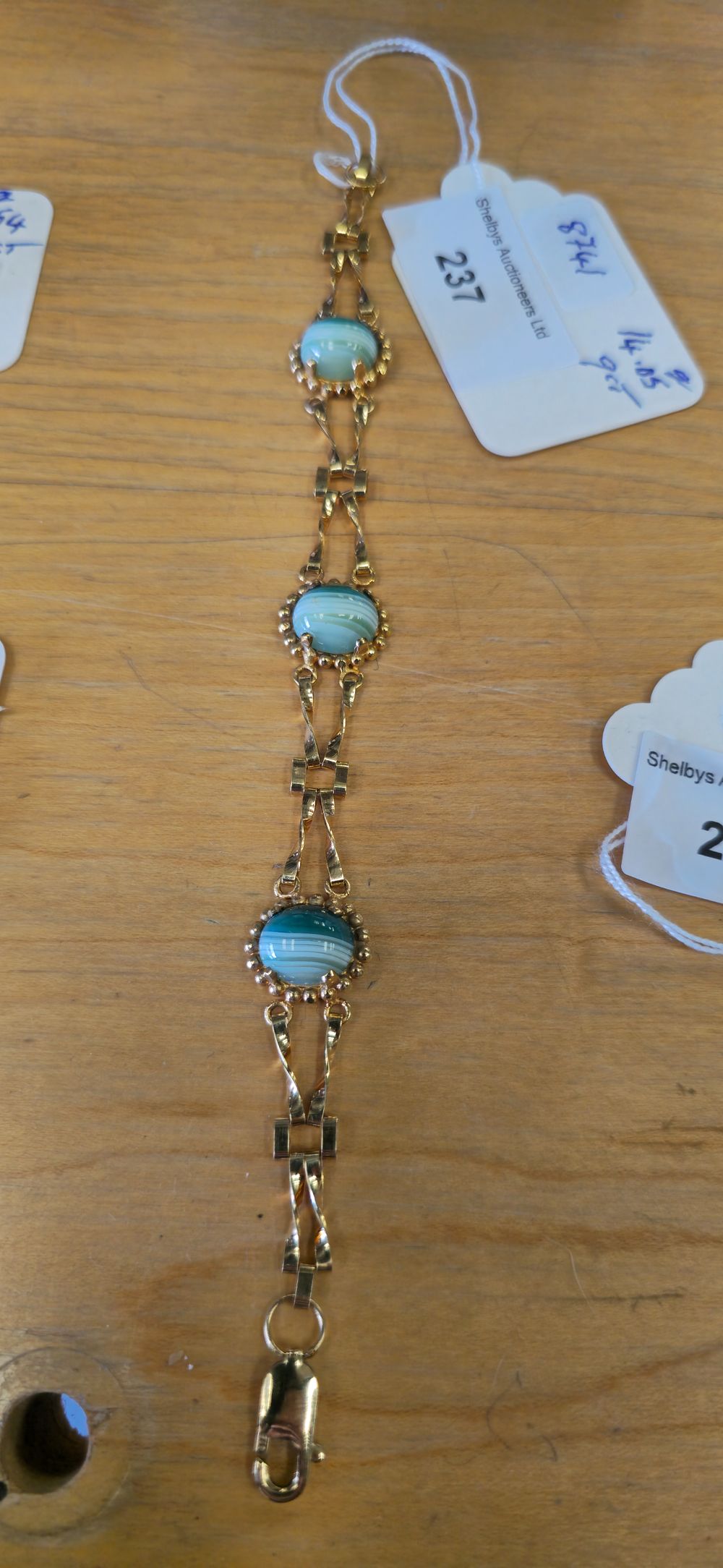 Lot 237: 9 carat gold, agate, inset gate, bracelet, 14.5...