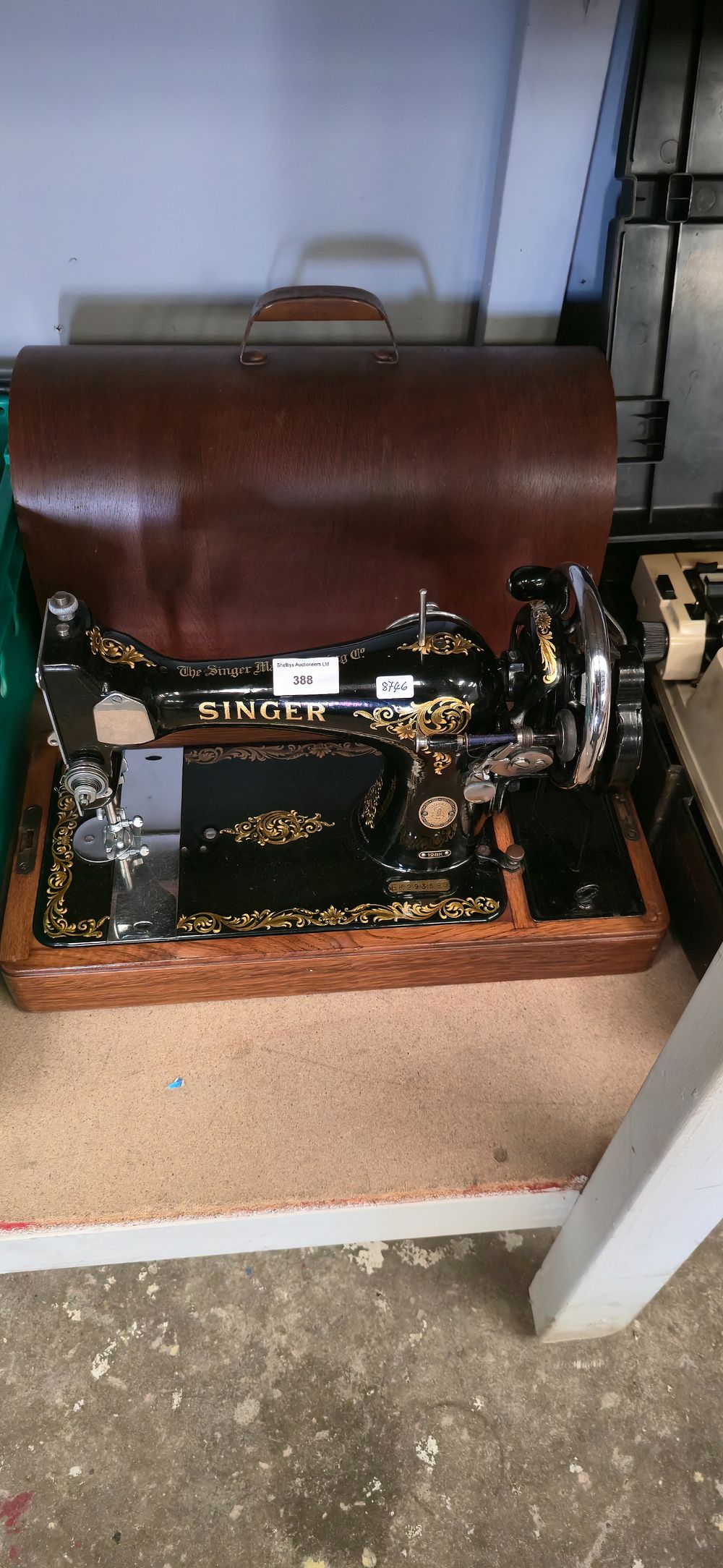 Lot 388: Singer hand powered sewing machine, 128K